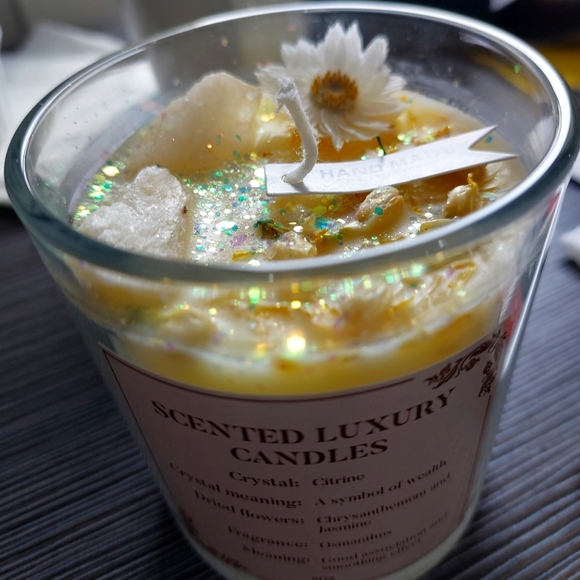 Luxury Aromatherapy Scented Candles with Crystal in 5 Different Fragrances - Picture 1 of 3